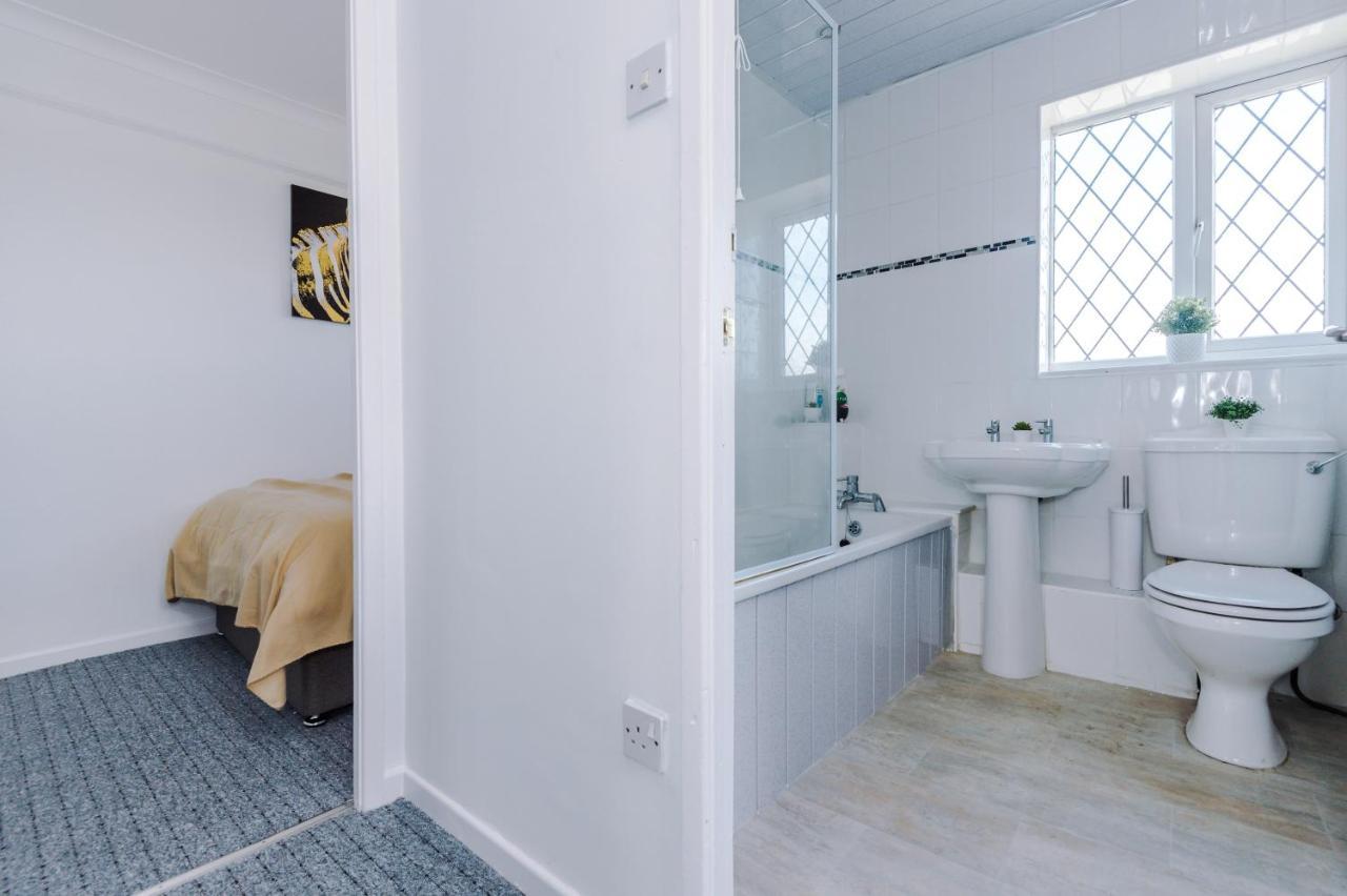 Family Friendly 3-Bed Home With Free Parking On Site 哈德斯菲尔德 外观 照片