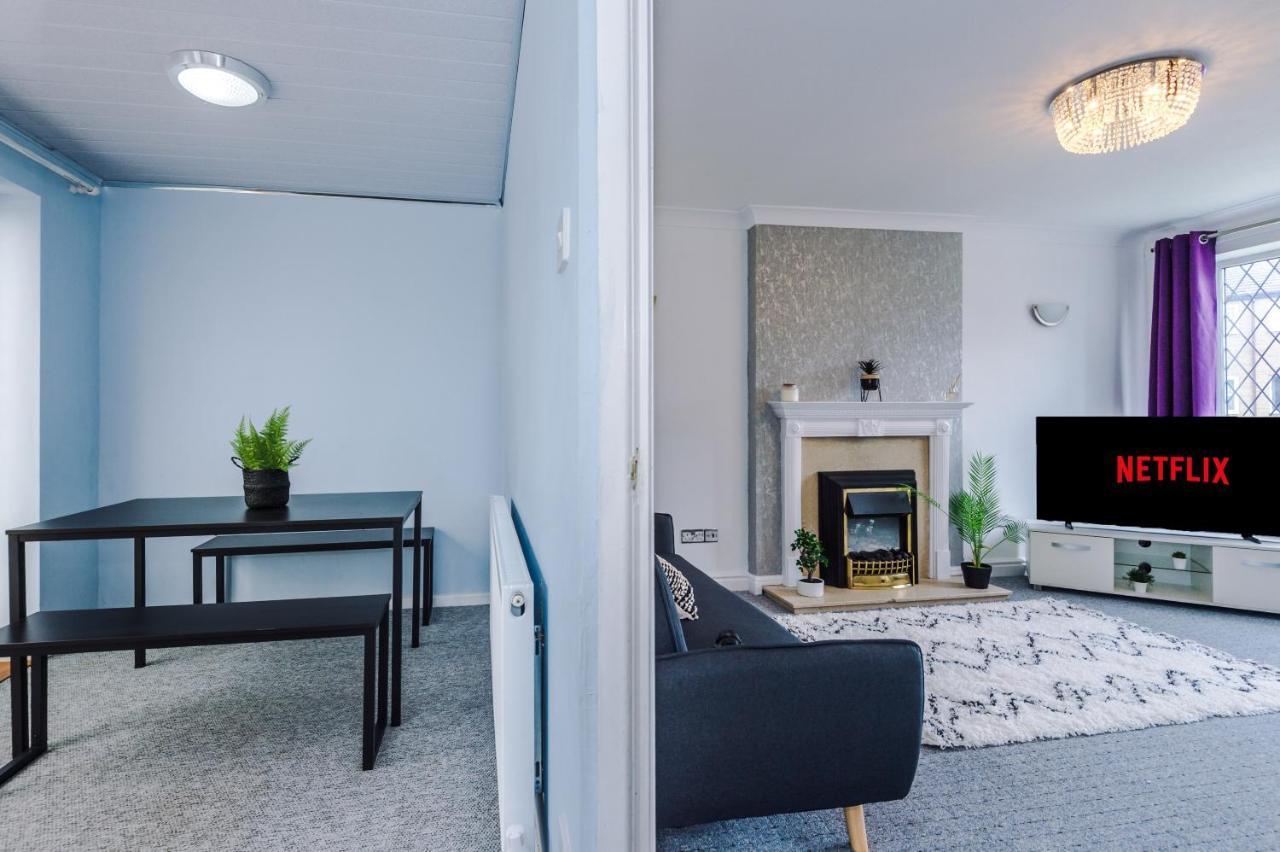 Family Friendly 3-Bed Home With Free Parking On Site 哈德斯菲尔德 外观 照片